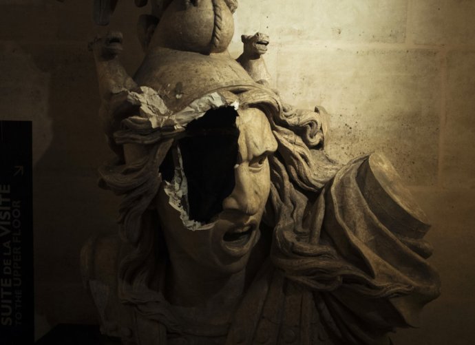 Zničená socha Marianne, symbolu francúzskej revolúcie, po protestoch žltých viest. Foto - TASR/AP