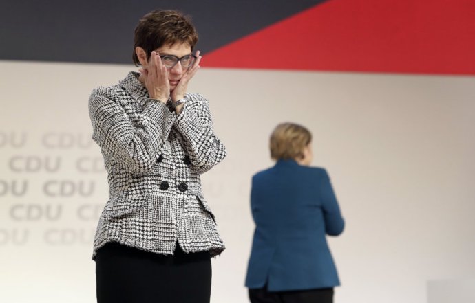 Meno novej šéfky CDU komolia aj sami Nemci. Annegret Krampová-Karrenbauerová prebrala žezlo po Merkelovej, ktorá viedla stranu 18 rokov. Foto - TASR/AP