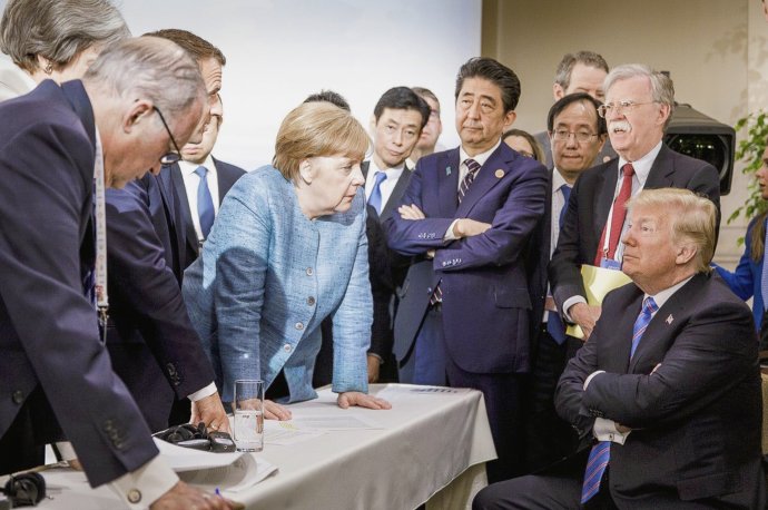 Donald Trump počas neformálneho rozhovoru s lídrami krajín G7, fotografiu zverejnila Angela Merkelová. Foto – TASR/AP