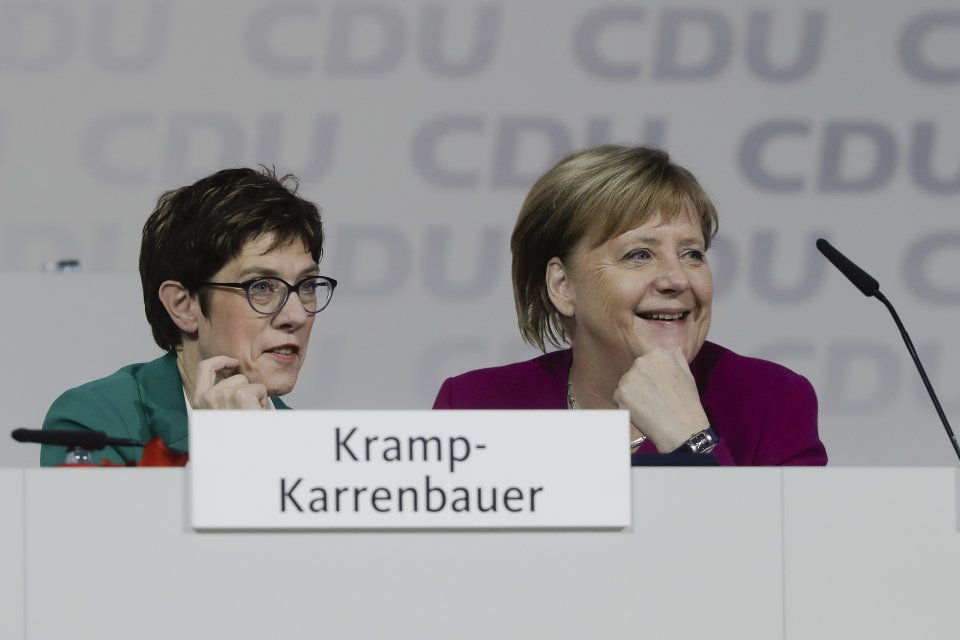 Jednou z otázok bude, či sa Merkelová v prospech AKK nestiahne aj z postu kancelárky. Foto - TASR/AP