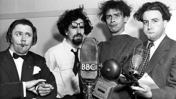 Tvorcovia progaramu The Goon Show. Ich surrealistický typ komédie takisto ovplyvnil zoskupenie Monty Python.