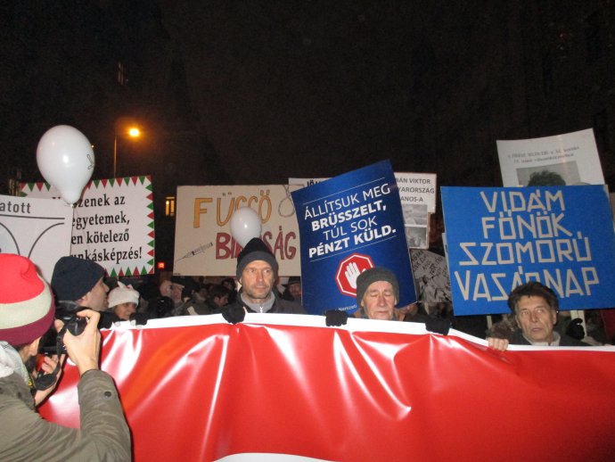 Zastavme Brusel, posiela priveľa peňazí, znie nápis prostredného transparentu na demonštrácii maďarskej recesistickej strany. Foto - autor