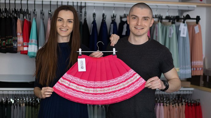 Súrodenci Jankivovci šijú a vyrábajú plisované sukne vo vlastnom ateliéri v Prešove. Foto – jankivsiblings.com