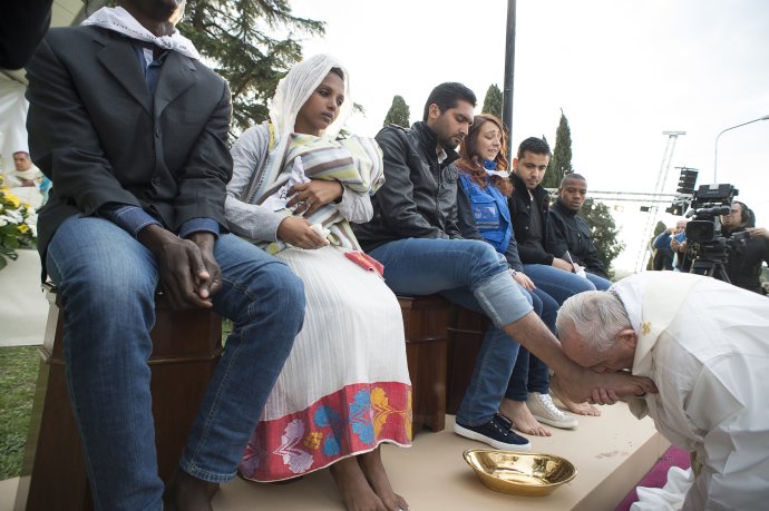 Marec 2016: pápež František umýva nohy žiadateľom o azyl. Foto - TASR/AP