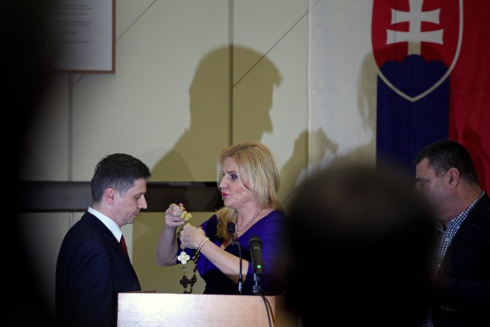 Jana Vaľová odovzdáva funkciu svojmu nástupcovi Milošovi Meričkovi. Foto - Andrej Bán