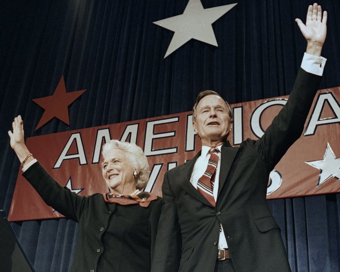 George H. W. Bush s manželkou Barbarou po víťazstve v prezidentských voľbách v roku 1988. Foto – TASR/AP