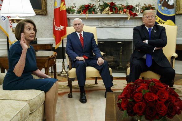 Nancy Pelosiová, viceprezident Mike Pence a Donald Trump. Foto – TASR/AP