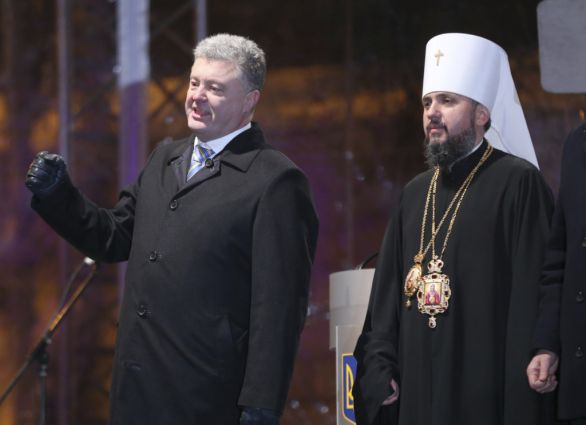 Ukrajinský prezident Petro Porošenko a nová hlava ukrajinskej pravoslávnej cirkvi Epifanij. Foto - TASR/AP