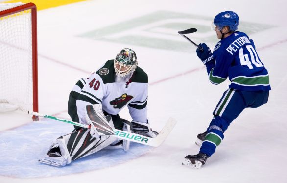 Elias Pettersson prekonáva brankára Minnesoty Devana Dubnyka. Foto – TASR/AP