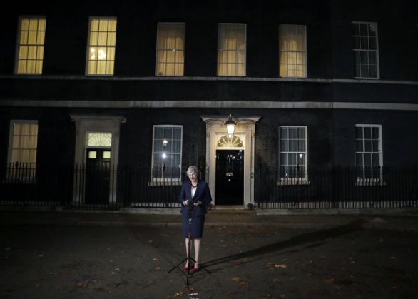 Britská premiérka Theresa Mayová oznamuje, že vláda sa dohodla na texte zmluvu s EÚ o brexite. Foto - AP/Matt Dunham