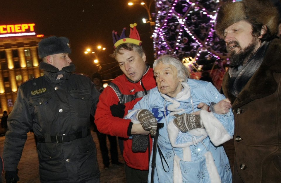 Ľudmila Alexejevová bola aktívna do vysokého veku. Na Silvestra 2009 ruská polícia vtedy 82-ročnú Alexejevovú zatkla. Foto - AP