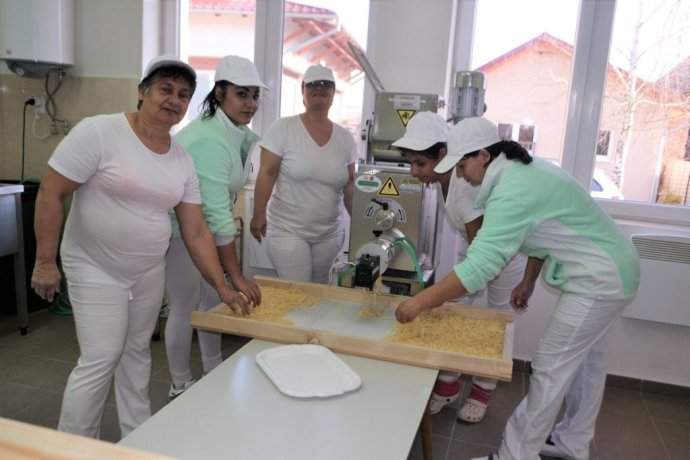 Na Gemeri zamestnali päť žien na výrobu cestovín. Foto – mynovohrad.sme.sk