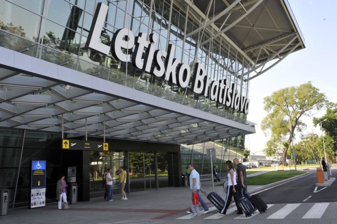 Bratislavské letisko M. R. Štefánika odbavilo vlani takmer dva milióny cestujúcich. Foto - TASR