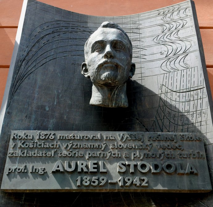 Busta Aurela Stodolu na budove Slovenského technického múzea v Košiciach. Foto - TASR