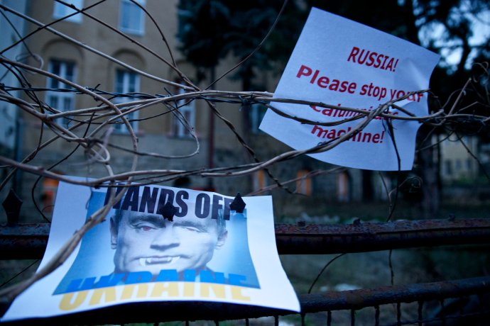 Protestná akcia pred veľvyslanectvom Ruskej federácie v Bratislave v roku 2014. Foto – TASR