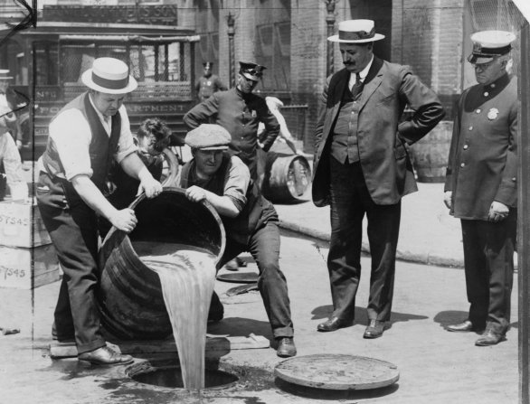 Agenti v New Yorku vylievajú zhabaný nelegálny alkohol do kanálu. Foto - Wikimedia