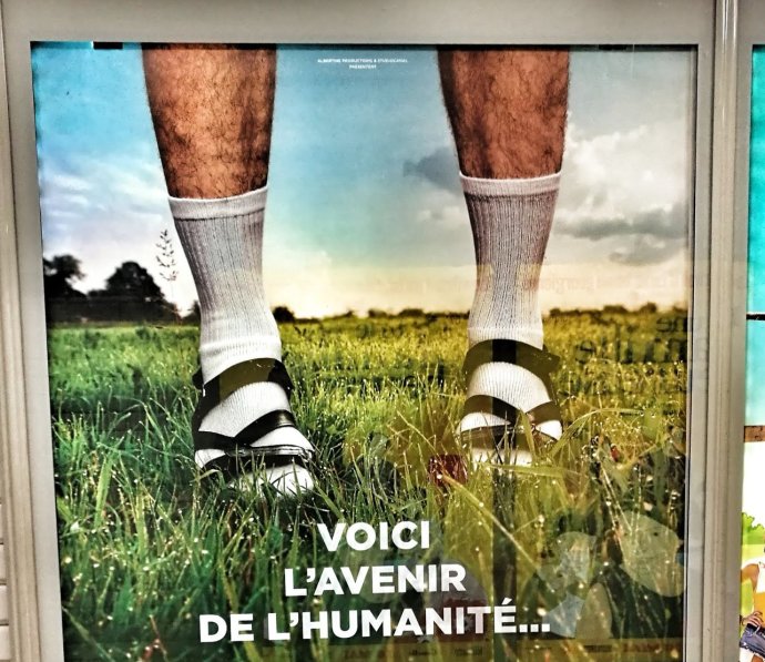 Ponožky v sandáloch oceňujú aj vo Francúzsku. Dostali sa aj na filmový plagát v parížskom metre. Foto - Miro Kern