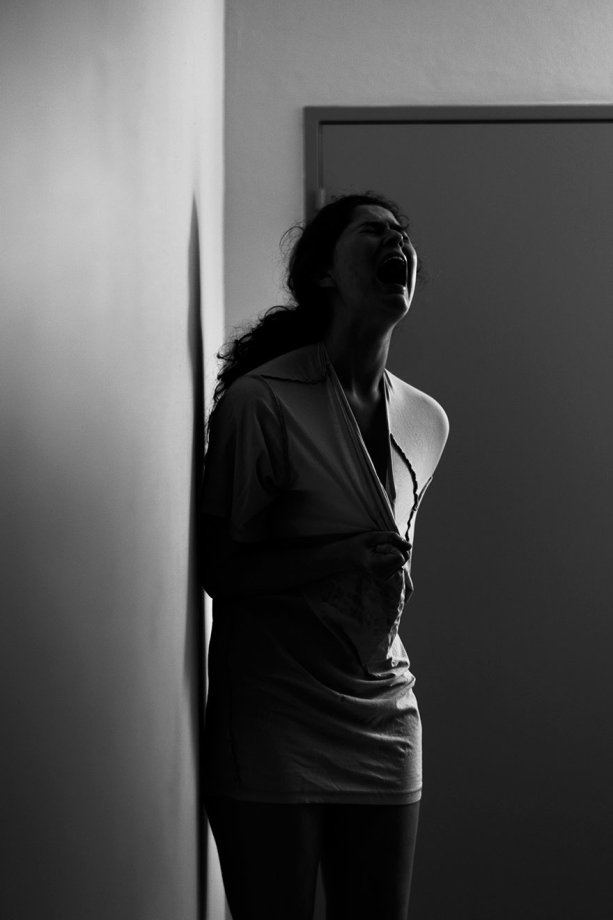 Laura Hospes a jej autoportrét pri hospitalizácii na psychiatrii, www.higherperspectives.com