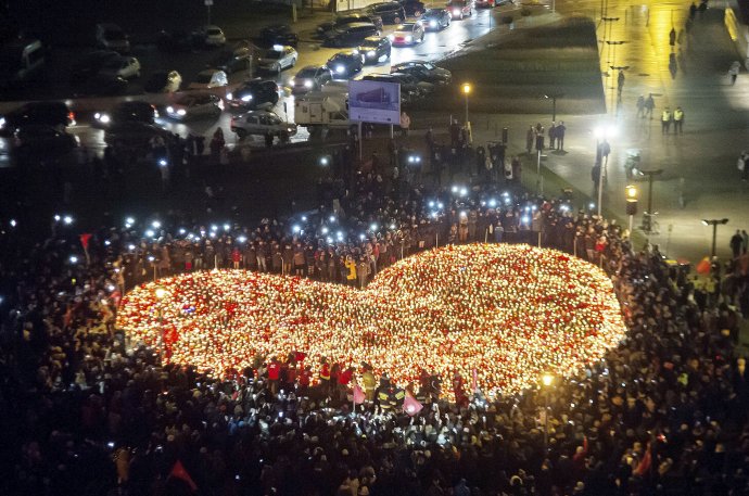 V Gdansku v stredu vytvorili pre Adamowicza zo sviečok veľké srdce. Foto – TASR/AP
