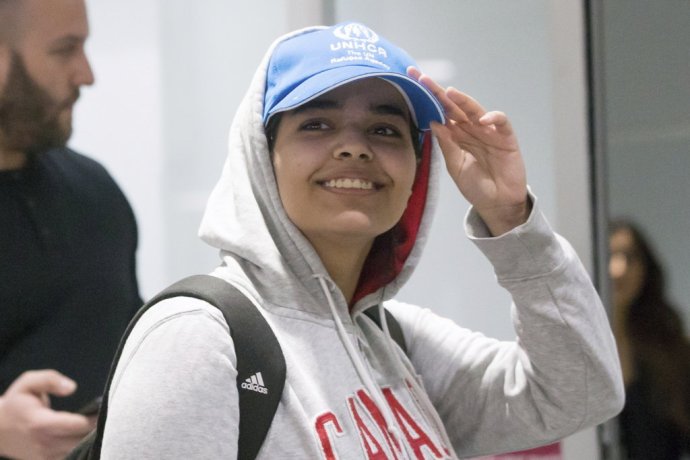 Rahaf Kunúnová po prílete na letisko v Toronte. Foto - TASR/AP