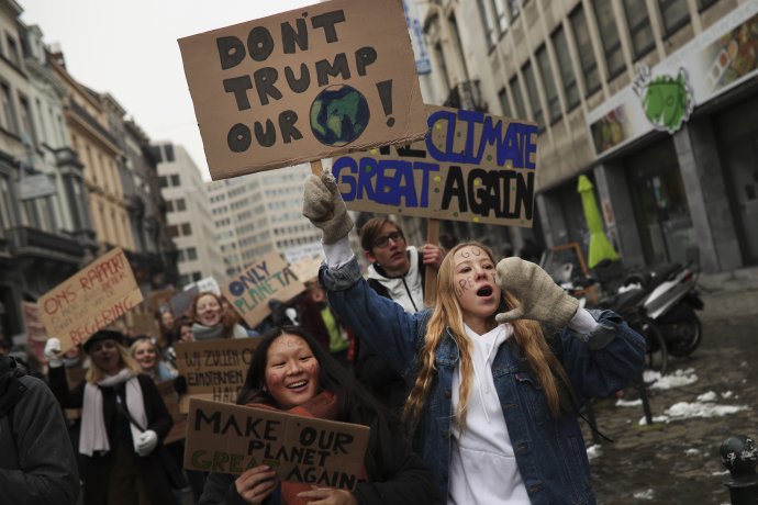 Mladí Belgičania namiesto do školy išli včera na demonštráciu. Foto - AP