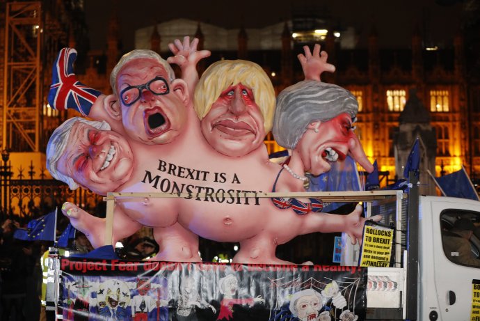 Na snímke alegorický voz s karikatúrou osobností brexitu prechádza okolo britského parlamentu v Londýne 15. januára 2019. Foto - TASR/AP