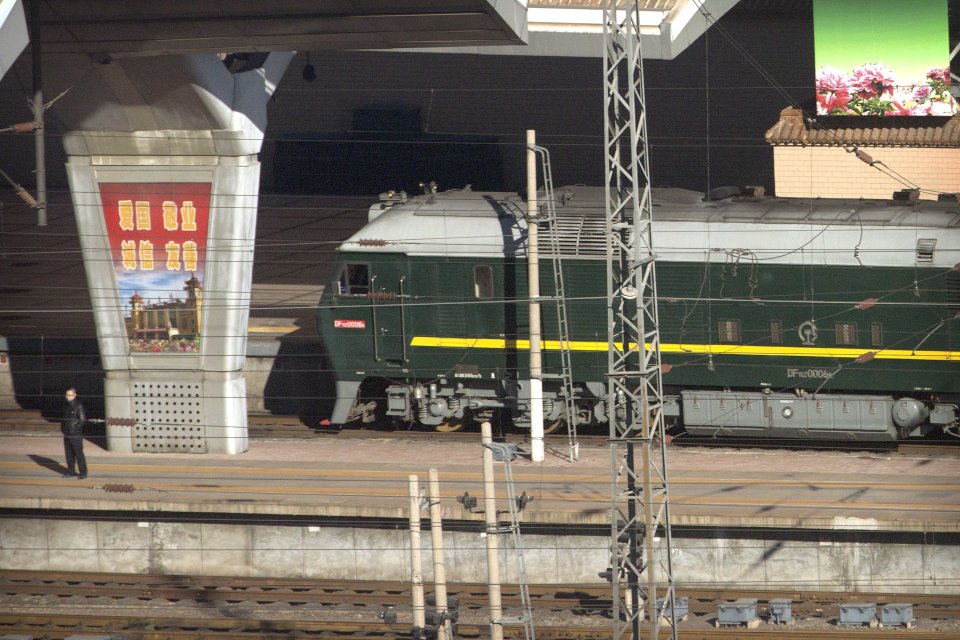 Kim dorazil do Pekingu vlakom, zostane do 10. januára. Foto - ap