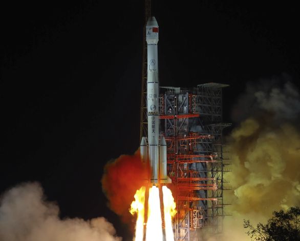 Štart vesmírnej sondy Chang-e 4, ktorú na obežnú dráhu Zeme vyniesla nosná raketa z kozmodrómu nachádzajúceho sa v južnej časti Číny 8. decembra 2018. Sonda má ako prvá skúmať odvrátenú stranu Mesiaca. Foto - TASR/AP