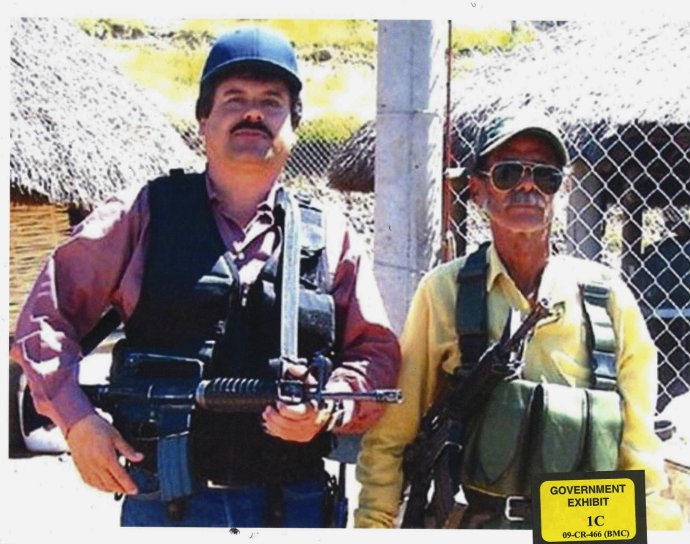 Joaquín "El Chapo" Guzmán (vľavo) pózuje so zbraňou. Foto - TASR/AP