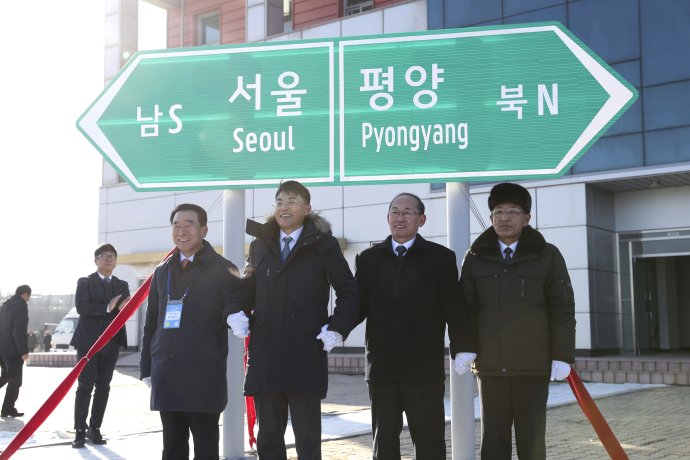 Funkcionári zo Severnej a Južnej Kórey počas ceremoniálu v Kesongu. Foto – TASR/AP