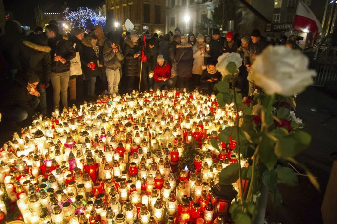 Ľudia v Gdansku v pondelok zapaľovali sviečky za svojho zavraždeného starostu. Foto - TASR/AP
