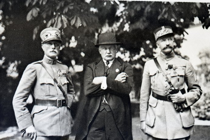 Vavro Šrobár teljhatalmú miniszter Piccione és Mittelhauser tábornokok társaságában 1919-ben. Forrás - Pozsony Város Archívuma