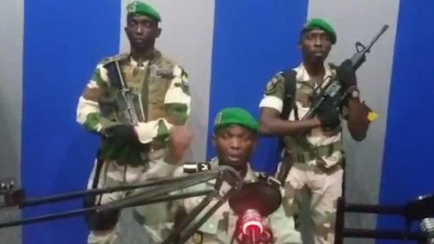 Poručík Kelly Obiang (v strede) vyzýva Gabončanov, aby sa pripojili k štátnemu prevratu. Zdroj: BBC