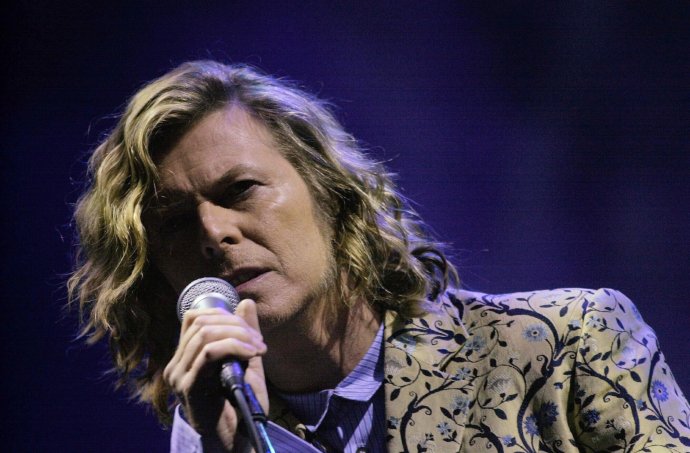 Dokázal, že vie stále prekvapiť a zaujať veľké publikum. David Bowie pri vystúpení, ktoré sa zaradilo k vrcholom najväčšieho hudobného open-air festivalu. Foto – Parlaphone/Warner Music