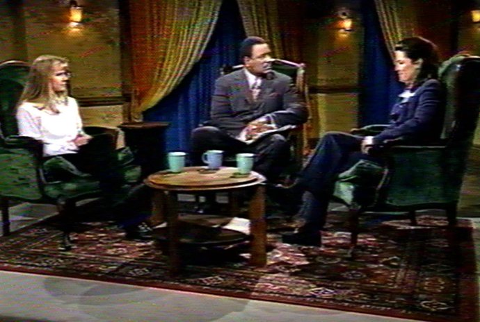 James Brown moderuje v televízii Fox debatu medzi Hardingovou a Kerriganovou v roku 1997. Foto - ap/fox