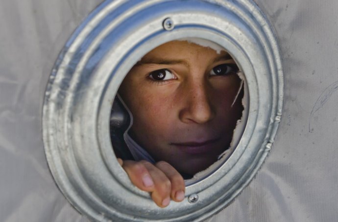 Kurdský chlapec zo sýrskeho mesta Kobané v utečeneckom tábore v Turecku. Ilustračné Foto - TASR/AP