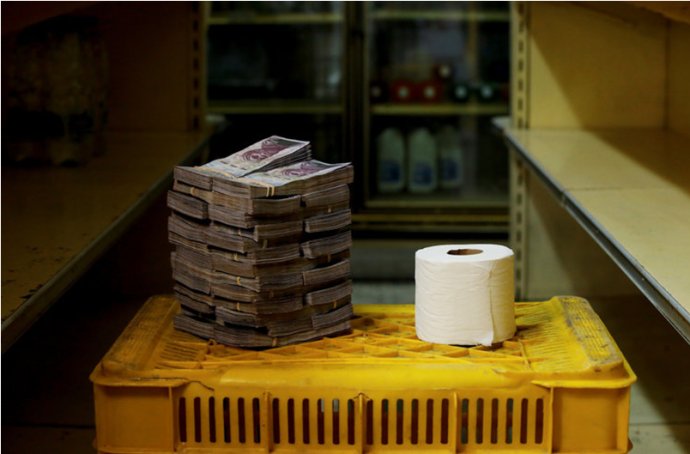 Vo Venezuele je lacnejšie namiesto toaletného papiera používať bankovky. Ani tam ich názory ekonómov nezaujímali.