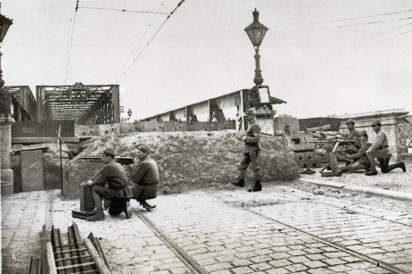 Československá domobrana z Talianska pri strážení Starého mosta, rok 1919. Zdroj – Archív mesta Bratislava