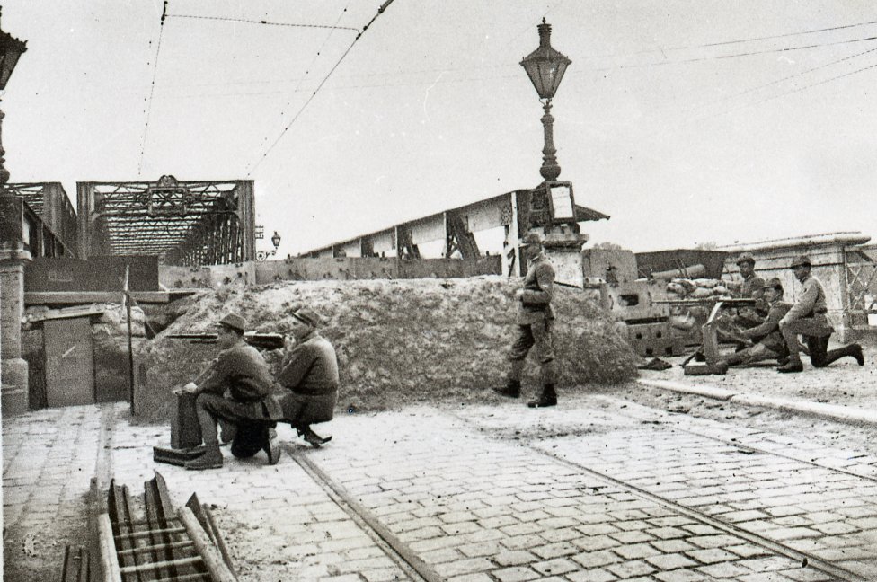 Československá domobrana z Talianska pri strážení Starého mosta, rok 1919. Zdroj - Archív mesta Bratislava