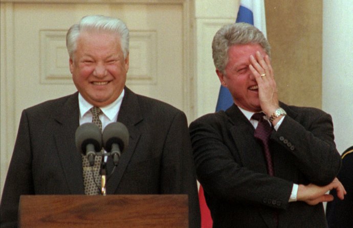 Bývalý americký prezident Bill Clinton a jeho ruský náprotivok Boris Jeľcin. Foto – TASR/AP