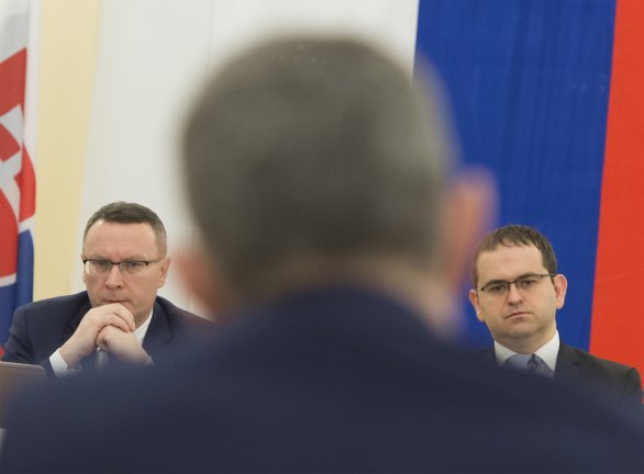 Róbert Madej (vpravo) počas vypočúvania Roberta Fica ako kandidáta na ústavného sudcu. Foto – TASR