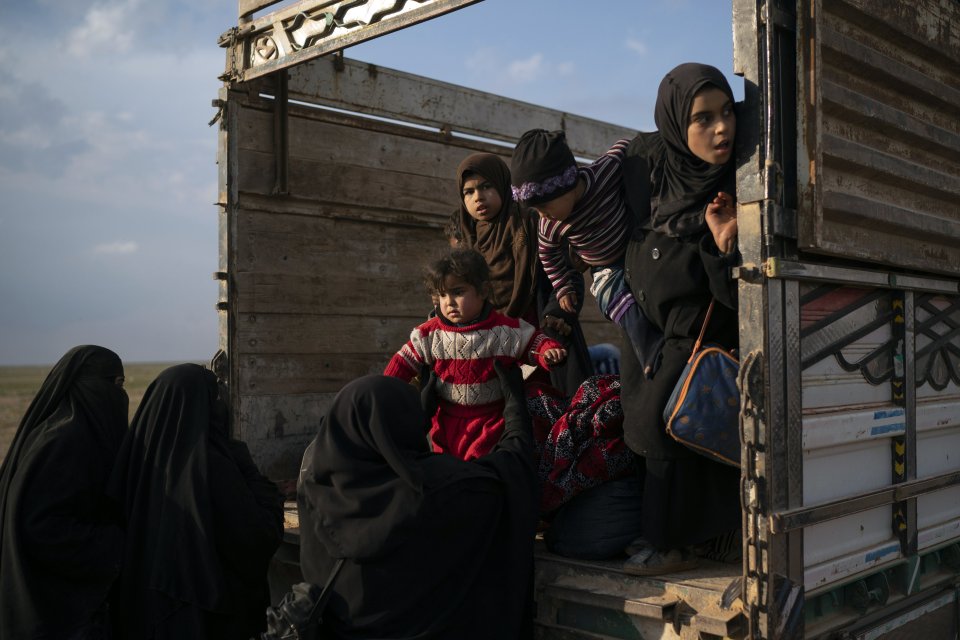 Medzi evakuovanými boli najmä ženy a deti. Foto - ap