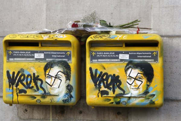 „Špinavý sionista, hoď sa do kanálu.“ Stúpenci žltých viest, moslimovia aj bieli muži šíria nenávisť proti Židom