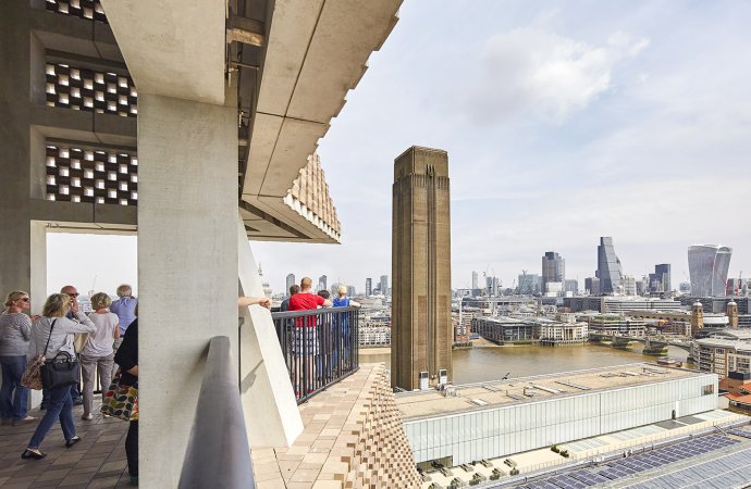 Z desiateho poschodia Tate Modern je skvelý výhľad na mesto. Z opačnej strany však vidno rovno do bytov. Foto - Hufton+Crow