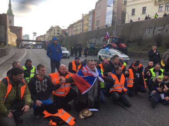 Blokáda Staromestskej ulice vedúcej na Most SNP. Foto N – Andrej Bán