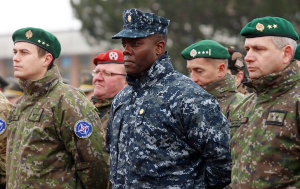 Glváč žiadal o&nbsp;dôstojníkov z&nbsp;NATO. Slúžia u&nbsp;nás dva roky, SNS ich trpí a&nbsp;ignoruje