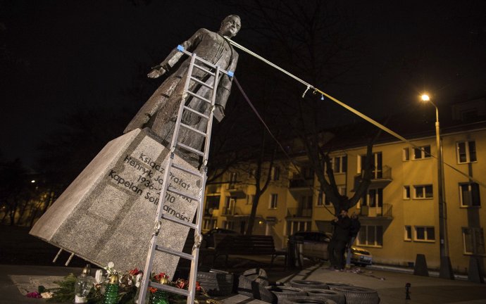 Aktivisti zvalili sochu uprostred noci. Foto - TASR/AP