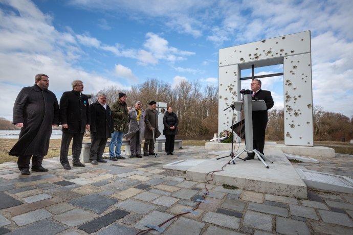 Mike Pompeo položil veniec k pamätníku Brána slobody a prehodil niekoľko slov so skupinou komunistických väzňov. Foto N - Tomáš Benedikovič