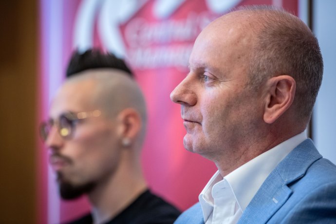 Hráčsky agent Juraj Vengloš, v pozadí jeho najslávnejší zverenec Marek Hamšík. Foto N - Tomáš Benedikovič