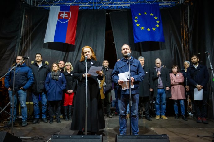 Archívna fotografia z protestu Za slušné Slovensko vo februári 2019: Beata Balogová a Matúš Kostolný. Foto N - Tomáš Benedikovič